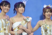 横山由依（写真中央） (C)AKS