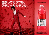 斎藤工と「power-c」のコラボビジュアル。赤いバラが降り注ぐ中での情熱とエネルギーを表現。