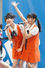 中4宣言で“永遠に中学生”問題をクリアした真山りか（写真左）と瑞季（右）。