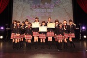 卒業証書を受け取った松井愛莉、武藤彩未、三吉彩花の3人(写真中央)。
