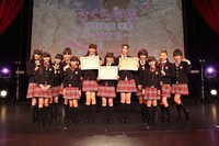 卒業証書を受け取った松井愛莉、武藤彩未、三吉彩花の3人（写真中央）。