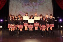 卒業証書を受け取った松井愛莉、武藤彩未、三吉彩花の3人（写真中央）。