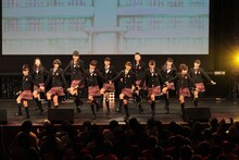 写真はワンマンライブ「さくら学院 2011年度 卒業 ～旅立ち～」の様子。