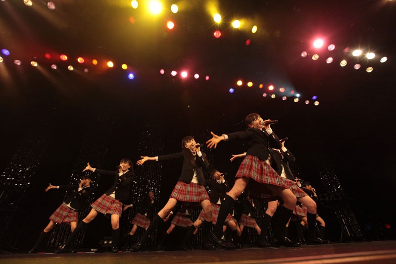 写真はワンマンライブ「さくら学院 2011年度 卒業 ～旅立ち～」の様子。