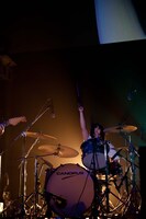 ねごとの澤村小夜子（Dr）。