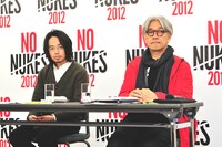 質疑応答に臨む坂本龍一（写真右）と後藤正文（左）。