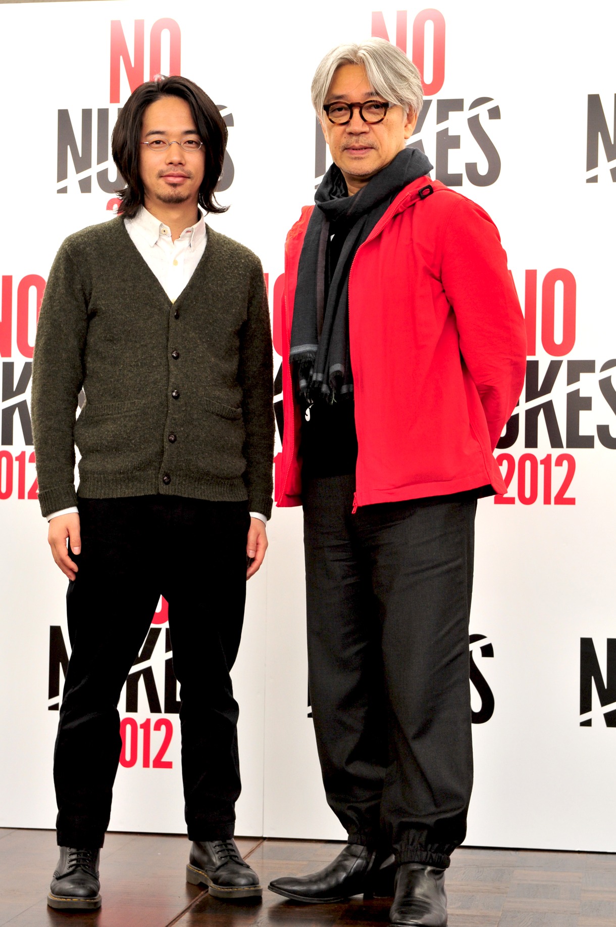 開催発表記者会見に登壇した坂本龍一（写真右）と後藤正文（左）。