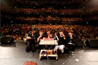 写真は東京・TOKYO DOME CITY HALLにで開催された「FTISLAND Official Fanmeeting 2012～Congratulations！ ～」の模様。
