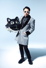 「#pepes_jp」としてかぶっていたネコの頭を持った、PES from RIP SLYMEのアーティスト写真。