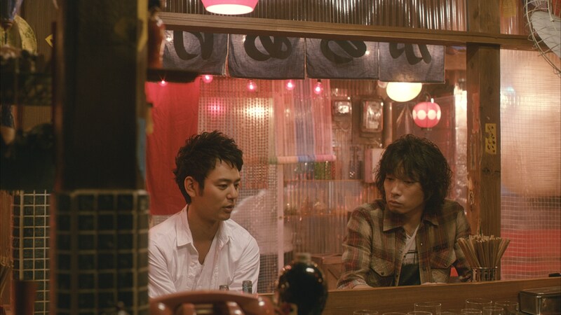 屋台で語り合う斉藤和義（写真右）と妻夫木聡（写真左）。