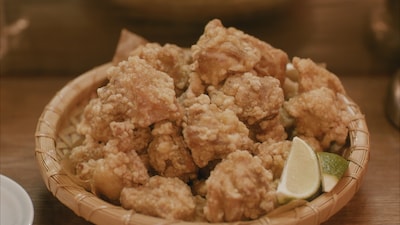 2人が舌鼓を打つ揚げたての唐揚げ。