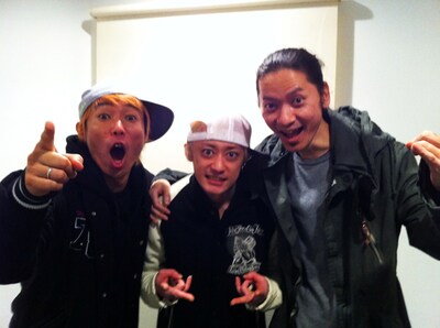 レコーディング時の3ショット。左から難波章浩、K、上田剛士。