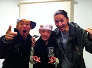 レコーディング時の3ショット。左から難波章浩、K、上田剛士。