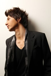 JOYが「あの紙ヒコーキ くもり空わって」で歌手デビュー