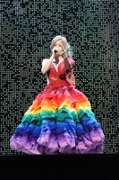 「Mai Kuraki Live Tour 2012 ～OVER THE RAINBOW～」最終公演の様子。