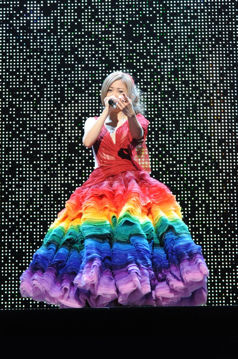 「Mai Kuraki Live Tour 2012 ～OVER THE RAINBOW～」最終公演の様子。