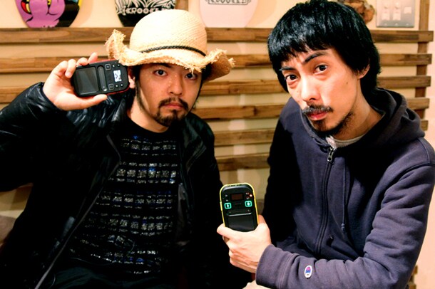 左が七尾旅人、右がやけのはら。