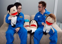 談笑する小山宙哉（写真左）と阿部義晴（右）。