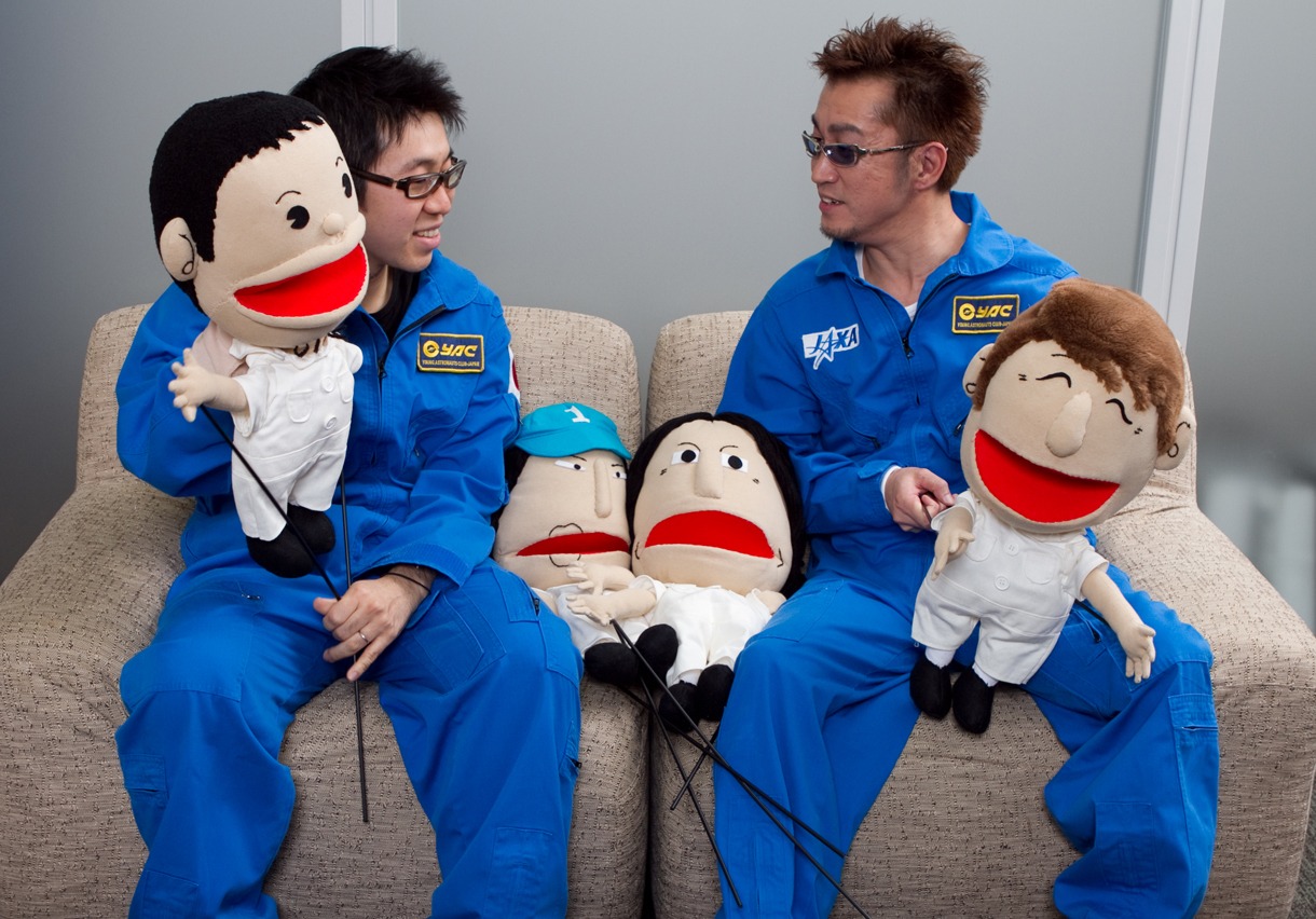 談笑する小山宙哉（写真左）と阿部義晴（右）。ユニコーンのほかの4人は「レディオ体操」PVでおなじみパペットで参加。