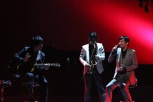 徳永英明×押尾コータロー×武田真治「壊れかけのRadio」の模様。