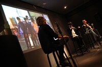 撮影時のオフショットを前に秘蔵エピソードを明かす田中（写真右）と山口（写真中央）。