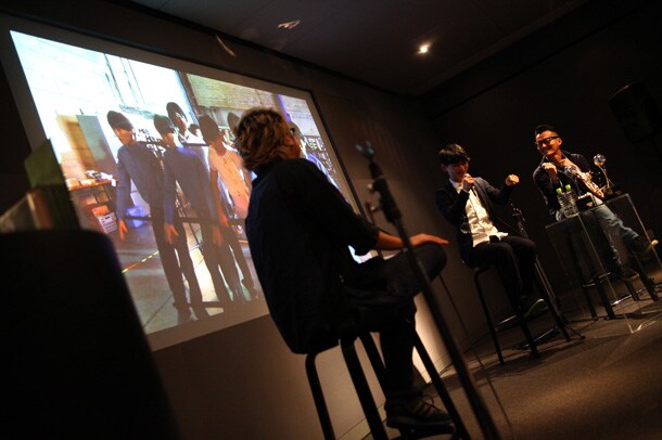 撮影時のオフショットを前に秘蔵エピソードを明かす田中（写真右）と山口（写真中央）。