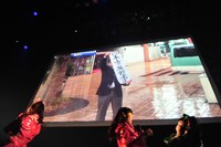 サブカル校長からのサプライズ発表に驚嘆と歓喜の入り交じった声を上げるエビ中メンバー。