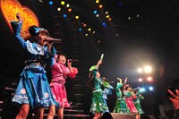 写真は第2部の様子。「イッショウトモダチ」を歌うエビ中。