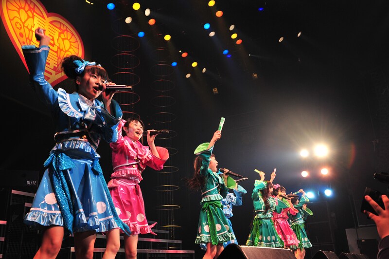 写真は第2部の様子。「イッショウトモダチ」を歌うエビ中。