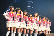 写真は第1部の様子。「永遠に中学生」を歌うエビ中。