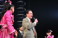 第2部中盤には、エビ中がこの春より所属するメジャーレーベル、DefSTAR Recordsを代表する謎の人物「Mr.デフスター」も登場。