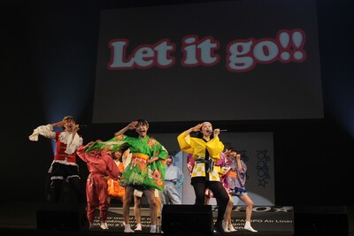 「江戸旅券」に扮し「Let It Go!!」を披露するぱすぽ☆。