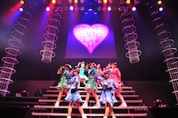 ステージ後方には大きな「私立恵比寿中学」の校章が。