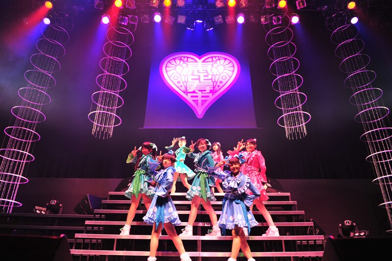 ステージ後方には大きな「私立恵比寿中学」の校章が。