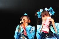 日本青年館ワンマン開催の知らせに涙を流して喜ぶ真山りか（写真左）と瑞季（右）の中4コンビ。