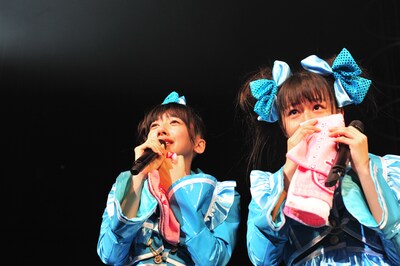 日本青年館ワンマン開催の知らせに涙を流して喜ぶ真山りか（写真左）と瑞季（右）の中4コンビ。