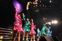 新曲「揚げろ！エビフライ」ではタオルが舞う。