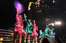 新曲「揚げろ！エビフライ」ではタオルが舞う。