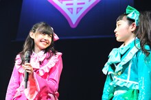 困り顔の柏木ひなた（写真右）を笑顔で見つめる鈴木裕乃（左）。