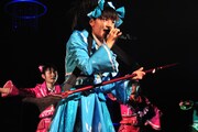 新曲「放課後ゲタ箱ロッケンロールMX」は瑞季（写真中央）と柏木ひなたのホウキギターが見どころのひとつ。