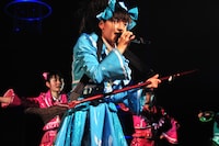 新曲「放課後ゲタ箱ロッケンロールMX」は瑞季（写真中央）と柏木ひなたのホウキギターが見どころのひとつ。