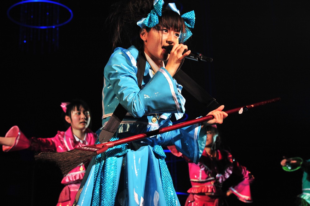 新曲「放課後ゲタ箱ロッケンロールMX」は瑞季（写真中央）と柏木ひなたのホウキギターが見どころのひとつ。