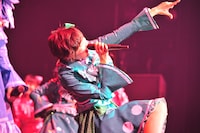 足元のモニターに足をかけロックスターのように絶叫する安本彩花。