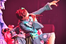 足元のモニターに足をかけロックスターのように絶叫する安本彩花。