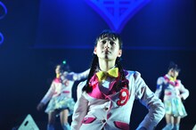 「どしゃぶりリグレット」で、フランス映画の女優のようにアンニュイな表情を浮かべる松野莉奈。