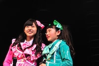 鈴木裕乃＆柏木ひなた。泣きじゃくる妹となぐさめる姉のような雰囲気。