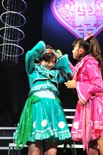 自己紹介のためにハチマキを巻く安本彩花。手伝う星名美怜。