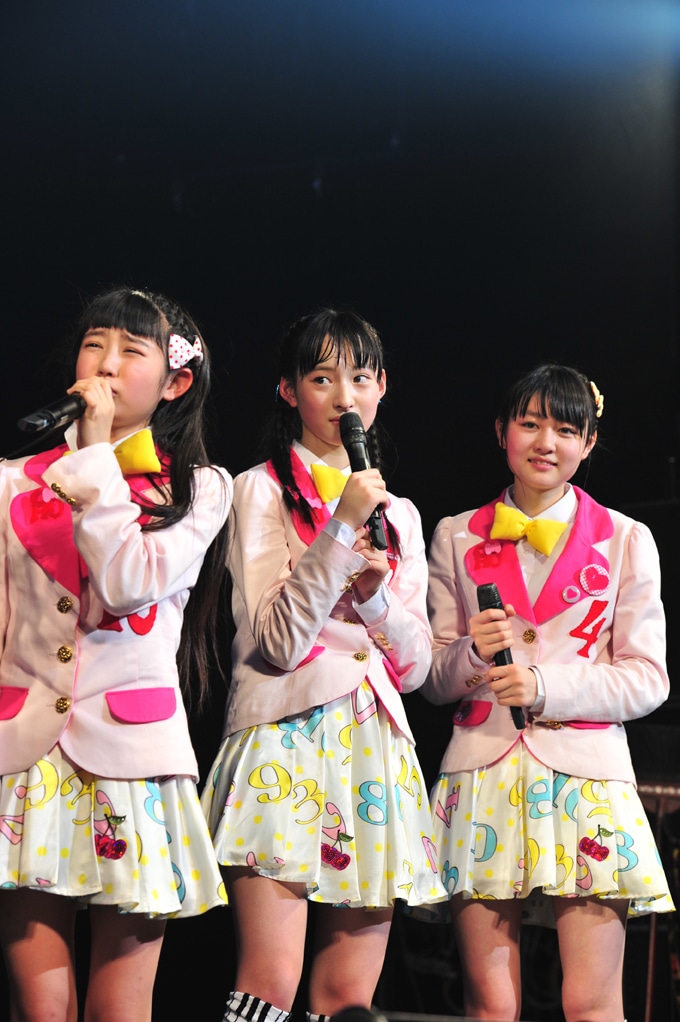 写真左から柏木ひなた、松野莉奈、杏野なつ。