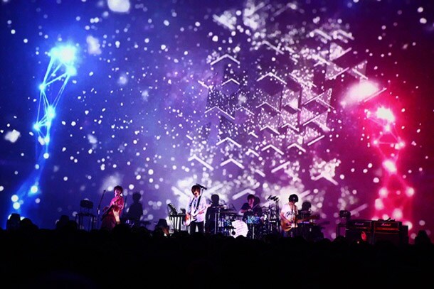 「one-man live tour "relight"」最終公演では、光、映像、レーザーなどの視覚的演出が効果的に使われた。（Photo by Rui Hashimoto）