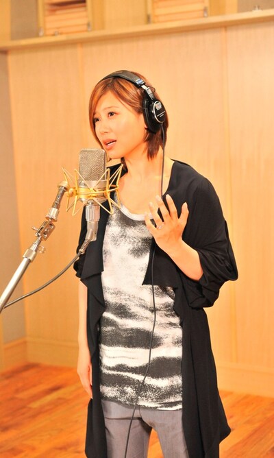 「ツヨク想う」をレコーディングする絢香。